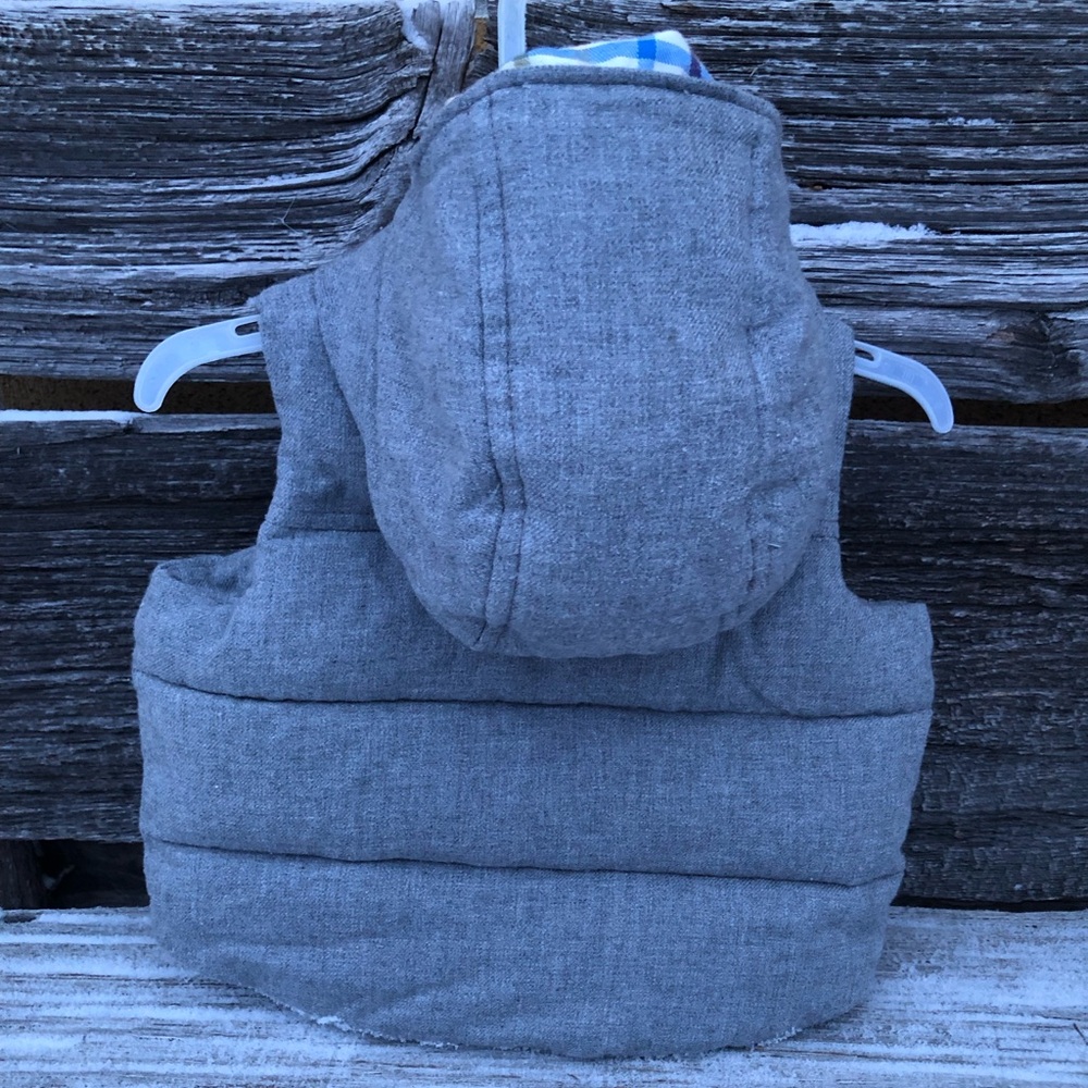 🩶Baby Gap 0-6 months Winter puffy vest Hooded toggle button up Grey boys so soft - Picture 5 of 9